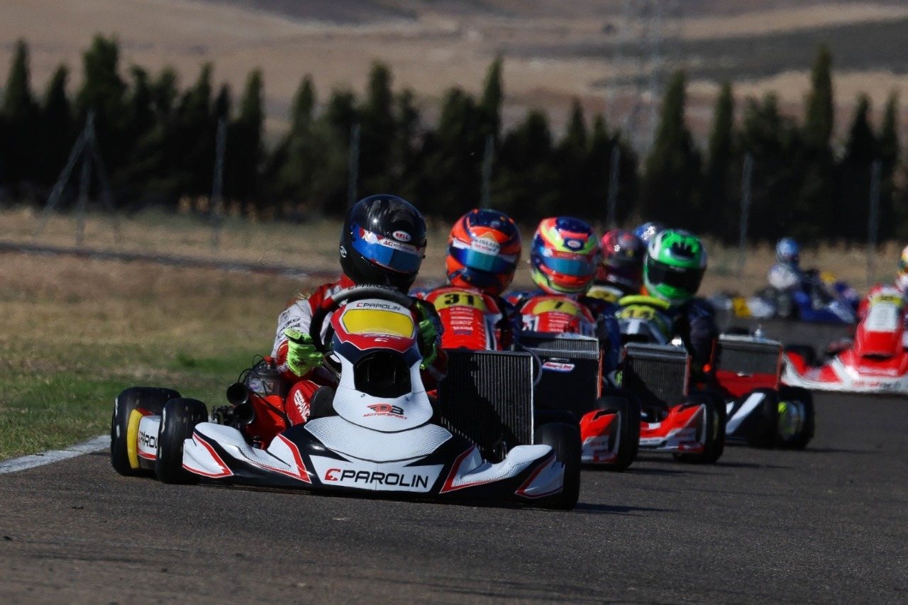 Alejandro Español liderando una carrera de karting